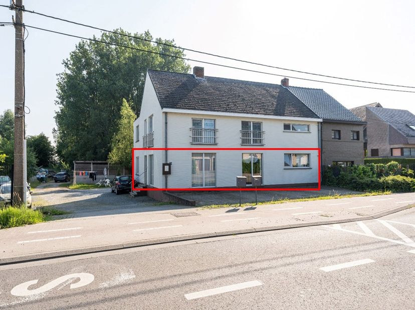 Bent u op zoek naar een waardevolle investering of een ruim appartement voor uzelf? Zoek niet verder! Dit gelijkvloers appartement biedt alle ruimte e