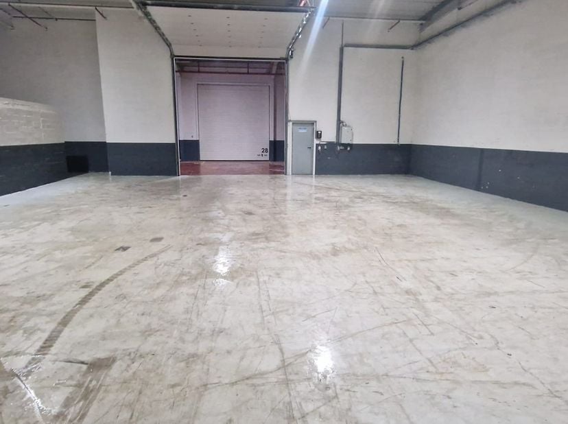 KMO unit met een oppervlakte van 340m²&lt;br /&gt;
- KMO-units van diverse groottes beschikbaar&lt;br /&gt;
- Vernieuwde poorten, isolerende sandwichpanelen voor