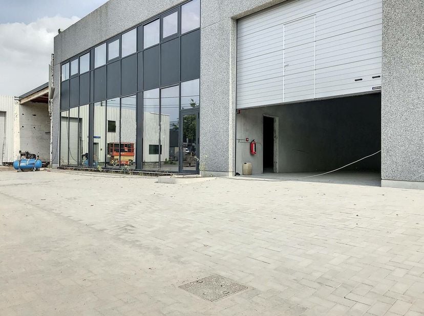 Bedrijfsgebouw te huur in Vichte. Het gebouw bestaat uit een atelier/magazijn, showroom en een bureelruimte op de +1. &lt;br /&gt;
Indeling:&lt;br /&gt;
- Showroo