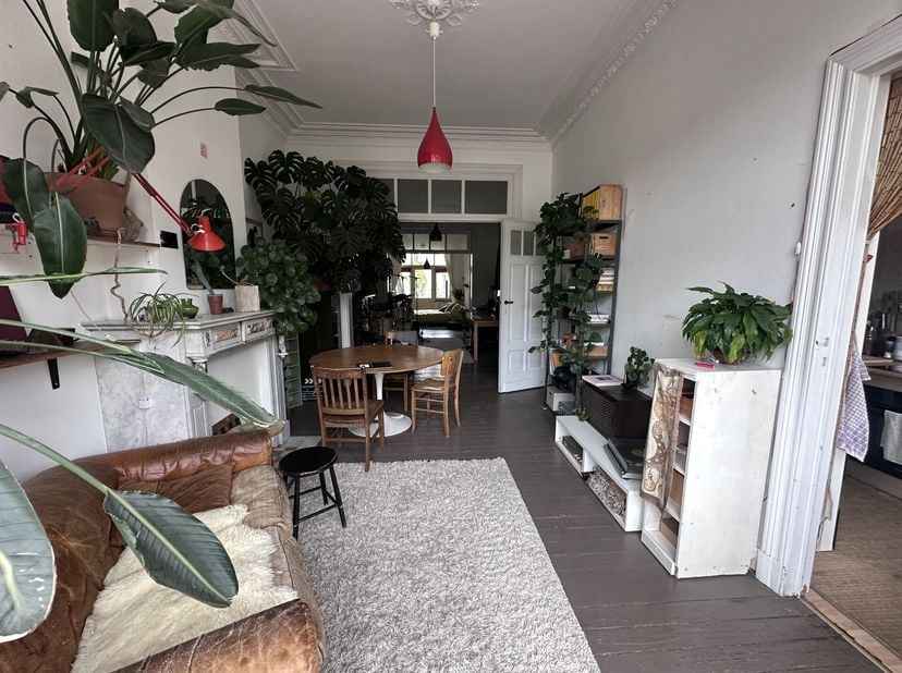 CHARME BRUXELLOIS  APPARTEMENT 1 CHAMBRE AVEC TERRASSE&lt;br /&gt;
Idéalement situé face au parc de Forest, à proximité immédiate des commerces, transports