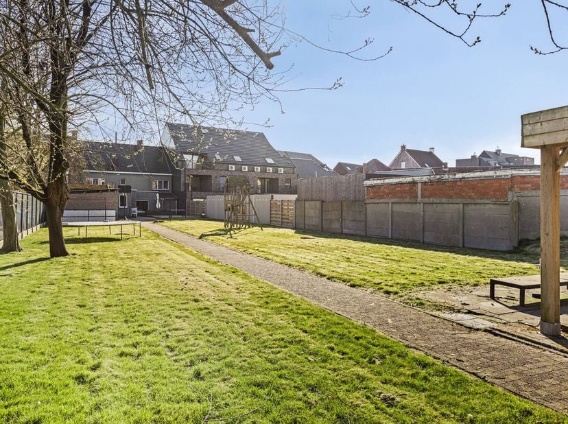 Deze lichtrijke woning biedt een zee aan ruimte voor gezinnen, thuiswerkers of mensen met uitbreidingsplannen. &lt;br /&gt;
Indeling:&lt;br /&gt;
Gelijkvloers:&lt;br