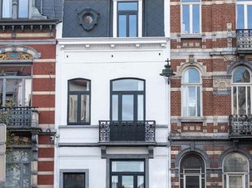 Chaussée de Waterloo / Proximité des transports, commerces et écoles - Magnifique appartement triplex de +/- 100m² complètement rénové avec des matéri