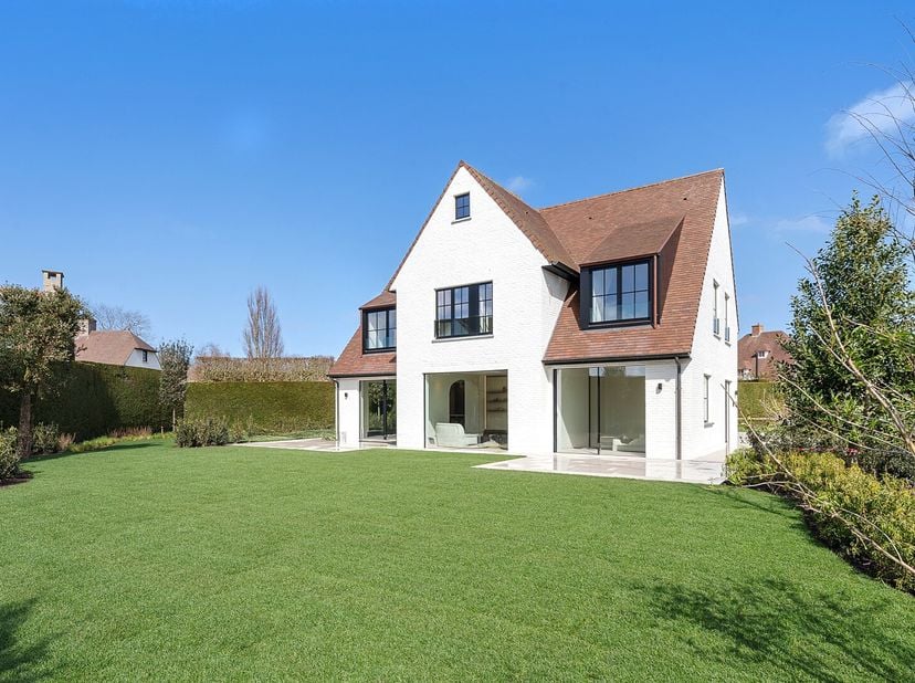 Cette belle maison individuelle rénovée avec allée, située dans un quartier calme de Knokke, offre tout ce dont vous avez besoin pour vivre confortabl