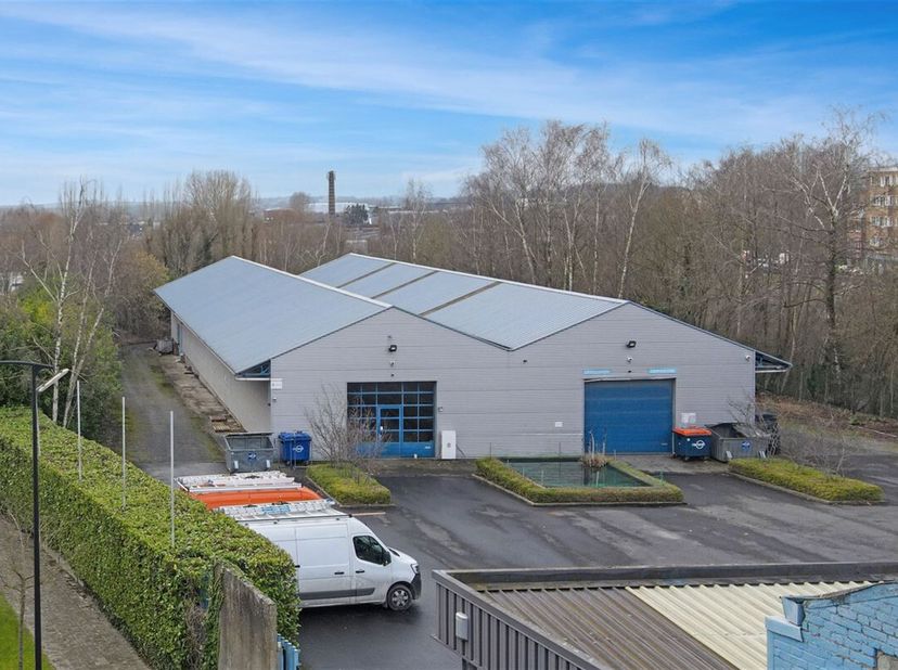 Bâtiment commercial multifonctionnel d&#039;environ 900 m², idéal pour stockage. Le bâtiment est accessible par une porte sectionnelle et dispose d&#039;un bure