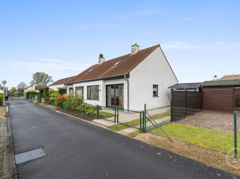 Deze instapklare halfopen vakantiewoning, gelegen aan de Weststraat 94 in Lombardsijde, beschikt over 3 slaapkamers en een onderhoudsvriendelijke tuin