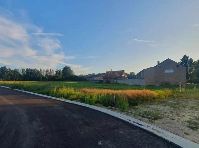 Op zoek naar een ideale bouwgrond voor halfopen bebouwing in een rustige en residentiële buurt? Dan is het perceel op Schrijversweg te 3660 Oudsbergen