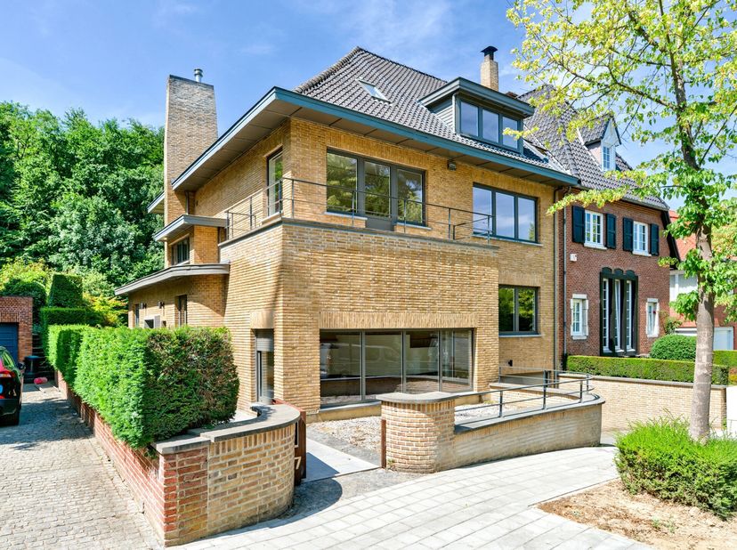 Dans le quartier prisé de l&#039;Observatoire, au calme d&#039;une rue résidentielle, belle villa très lumineuse et bien orientée, développant une superficie ha
