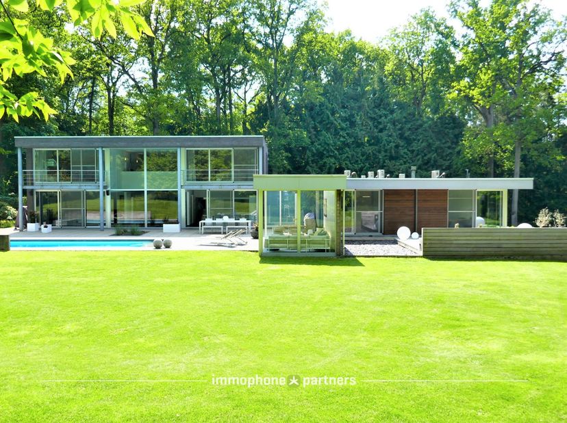 Villa d’architecte exceptionnelle ***** – surface habitable + 600 m² – sur un terrain dégagé et ensoleillé de + 4 000 m² en pleine forêt. Laissez-vous