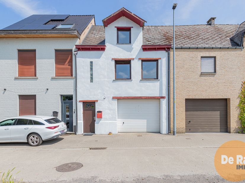 EREMBODEGEM  Woning met magazijn op centrale ligging met 3 slaapkamers.&lt;br /&gt;
Deze eigendom bevindt zich aan het station van Haaltert, op wandel- en f