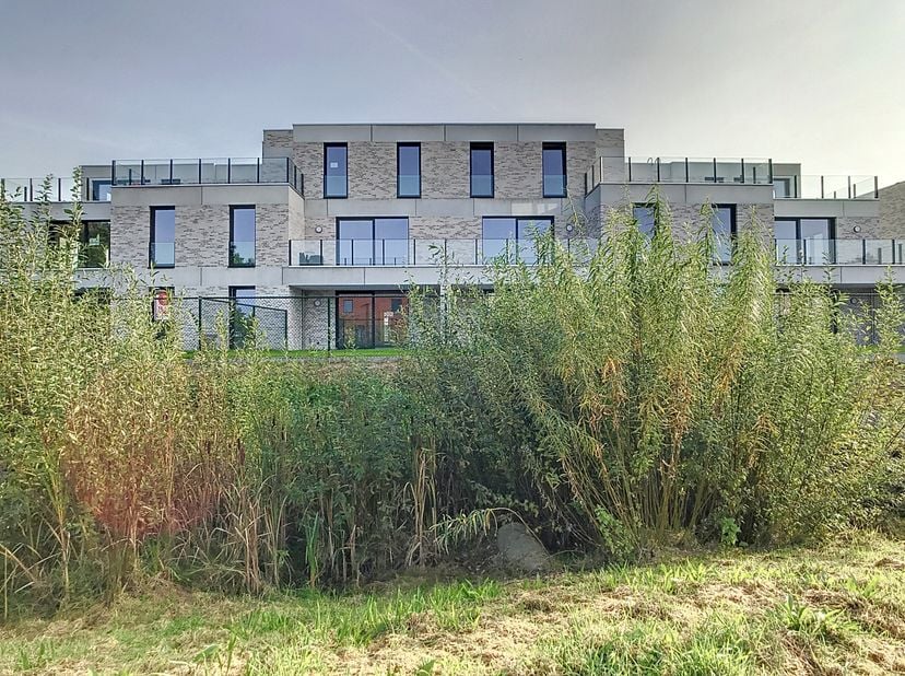 Dit nieuwbouw appartement is gelegen in het woonpark Maria Verbraekenstraat te Burcht. Rustig gelegen aan een bos, nabij het centrum met winkels, hore