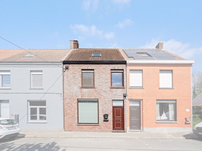 VASTGOEDTOPPER! Recent gerenoveerde woning op TOPlocatie in Avelgem biedt door zijn slimme indeling enorm veel leefruimte. Winkels, scholen en facilit