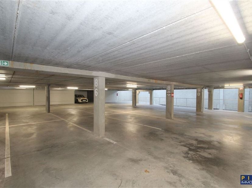 Très bel emplacement de parking, agréablement situé dans le centre ville dans un récent et impeccable immeuble, accès confortable et sécurisé par une