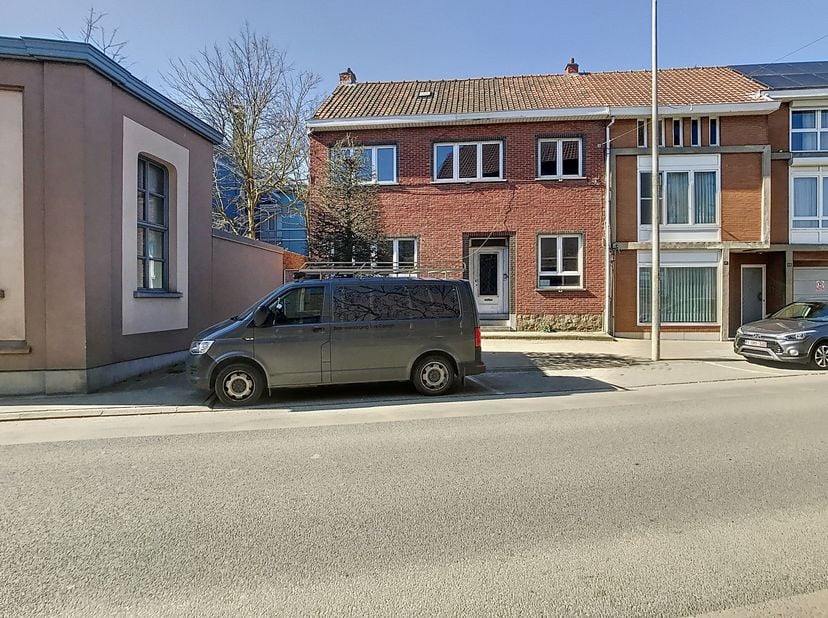 Découvrez cette maison mitoyenne aux nombreuses possibilités, idéalement située au centre de Bâle. Cette propriété vous offre le choix de la rénover c