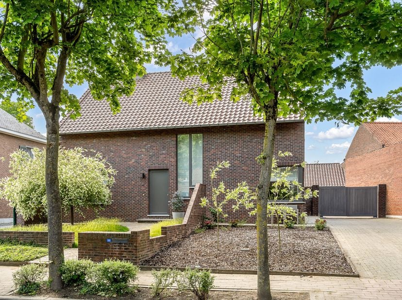 Cette maison familiale bien entretenue se trouve sur un terrain ensoleillé à Membruggen, un village rural de Riemst. Vous avez une belle vue sur la ca