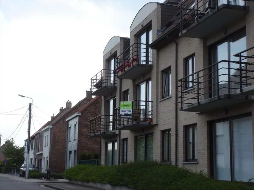 Appartement situé à distance de marche du centre d&#039;Avelgem.&lt;br /&gt;
L&#039;entrée se fait via un spacieux hall avec toilette séparée.&lt;br /&gt;
L&#039;appartement dis