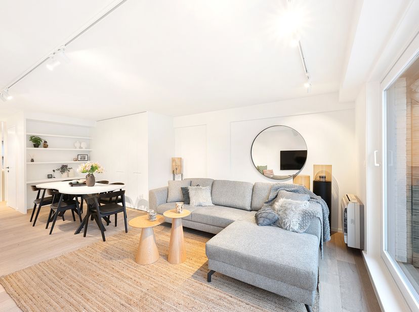 Mooi vernieuwd duplex-appartement met 3 slaapkamers en zonneterrassen op een centrale loctaie in de Leopoldlaan te Knokke. Het appartement ligt op 350