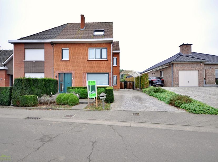 In het aangename Kluisbergen kan u deze charmante woning terugvinden! Deze woning geniet van een uitstekende ligging met verschillende lokale handelsz