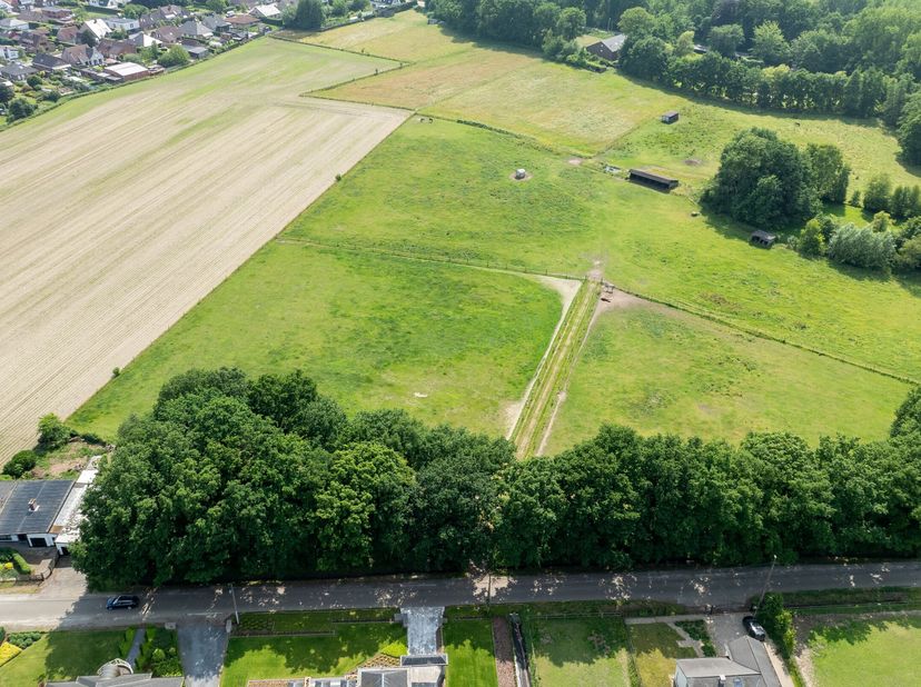 Ideaal voor dierenliefhebbers of hobby landbouwers!&lt;br /&gt;
Ontdek deze uitgestrekte weide van maar liefst 14.813 m², gunstig gelegen en vlot bereikbaar