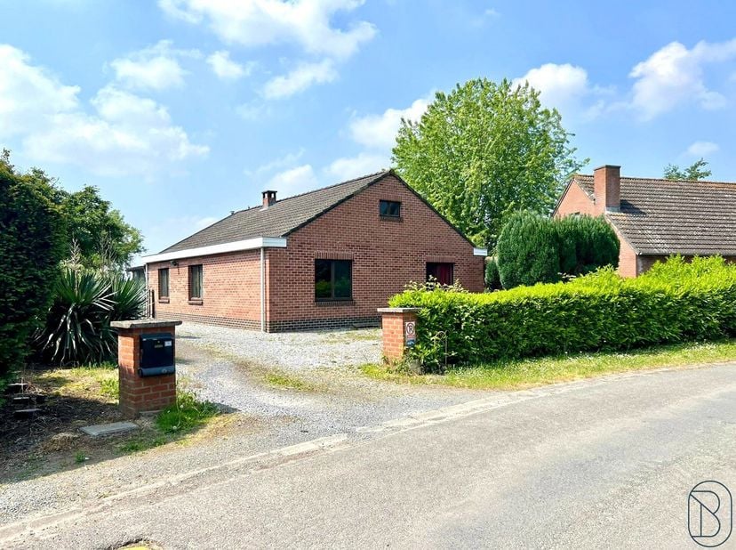 Deze op te frissen bungalow is gelegen in een rustig gebied en is volledig gelijkvloers; omvattende inkomhall met toillet een ruime living-salon, leef