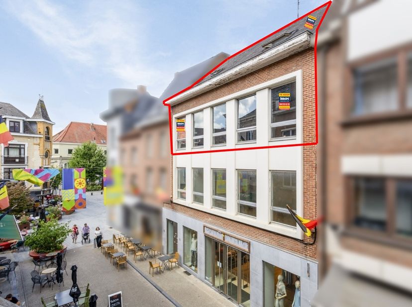 Op zoek naar een solide basis voor uw investeringsportefeuille? &lt;br /&gt;
Dit erg ruim app. is gelegen in het winkelcentrum van Halle (2e en 3e verdiep).