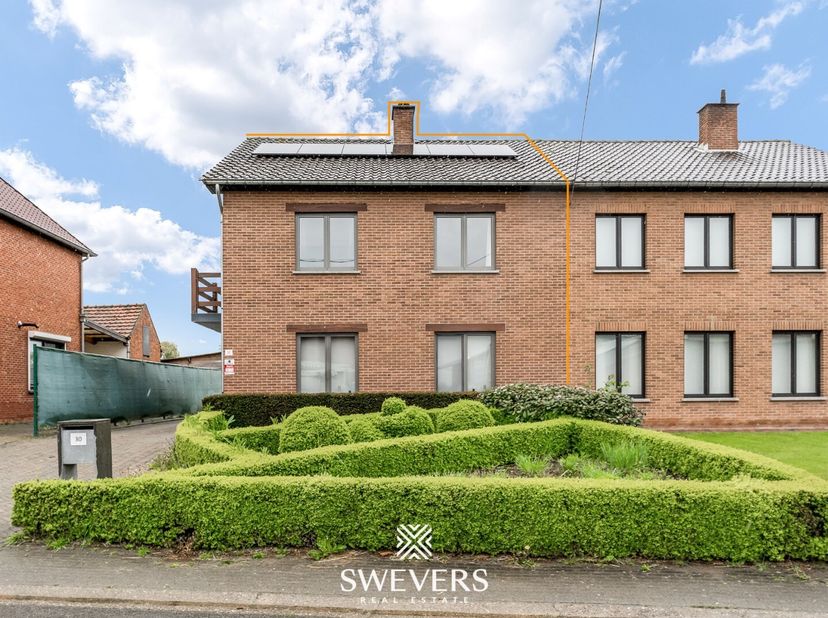 Voor meer info en fotos, surf naar www.swevers.be  In een rustige straat in Wellen vind je deze instapklare halfopen woning met een recente totaalreno