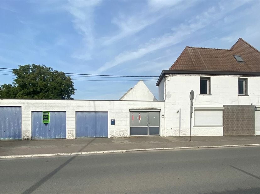 Ancien immeuble commercial à rénover idéalement situé sur la place de la Bourgogne, en face du château d&#039;Estaimbourg, bénéficiant d&#039;une visibilité opt