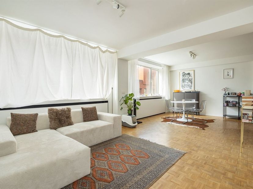 Dit charmante 3-slaapkamerappartement is gelegen op een toplocatie in Antwerpen. Het appartement bevindt zich op wandelafstand van het bruisende Antwe