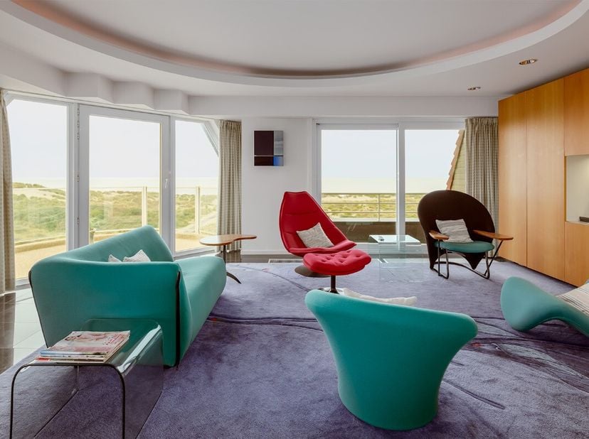 Oostduinkerke: exclusief hoekappartement met fenomenaal zeezicht te koop.In het prestigieuze Eden Roc bevindt zich dit uitzonderlijke hoekappartement