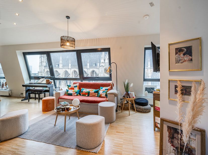 A proximité immédiate de la Place du Sablon, appartement penthouse une chambre dune superficie brute selon PEB de ± 121 m² avec terrasse sur les toits