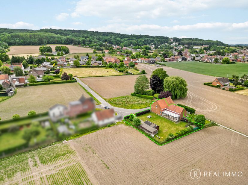 Ontdek deze charmante halfopen woning op een unieke ligging in het hart van Ruien (Kluisbergen).&lt;br /&gt;
Gelegen in een rustige, doodlopende straat aan