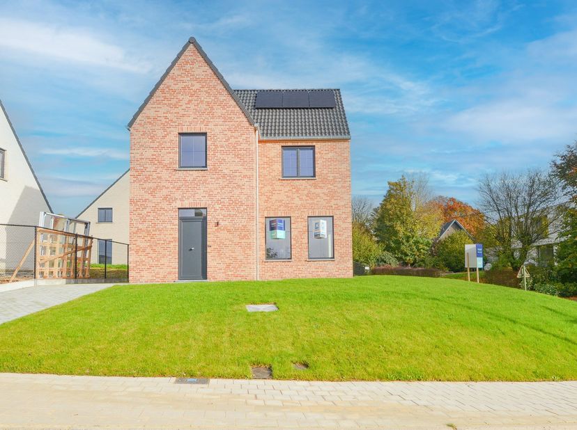 Deze nog te bouwen, alleenstaande nieuwbouw woning met afwerking naar eigen wens is centraal doch landelijk gelegen te Hooglede op een perceel van 397