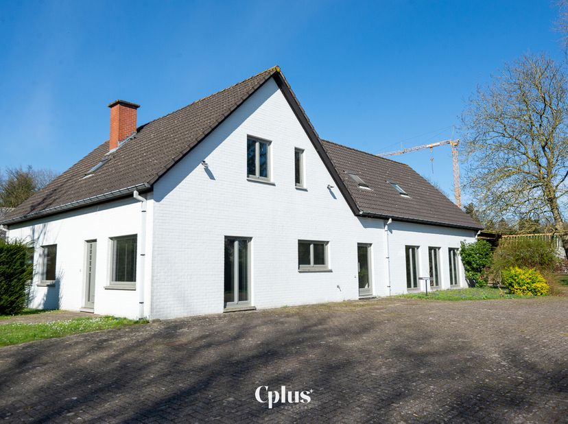 Deze villa met voormalig conferentiecentrum biedt een unieke kans voor wie op zoek is naar ruimte, rust en functionaliteit. Gelegen in het hart van Si