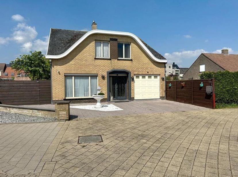 Rustig, doch centraal gelegen vrijstaande woning, bestaande uit een inkomhal met vestiaire en afzonderlijk toilet, leefruimte met eet- en zithoek, keu
