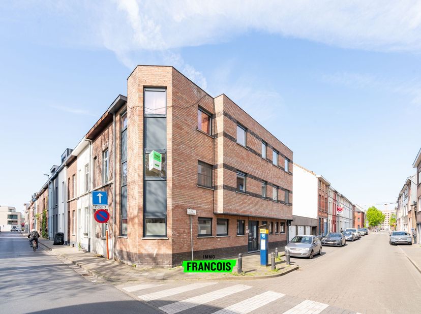Deze opbrengsteigendom bevindt zich in de Maïsstraat te Gent, een rustige ligging met een vlotte bereikbaarheid van het stadscentrum. In de nabije omg