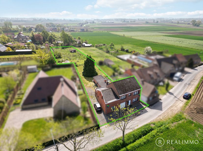 Cette spacieuse propriété est idéalement située dans la campagne de Sint-Genois (Zwevegem).&lt;br /&gt;
Avec un terrain de pas moins de 2.624 m², une largeu