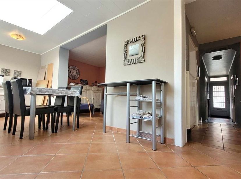 Venez découvrir cette charmante maison 3 façades, située à deux pas de toutes commodités.&lt;br /&gt;
Au rez-de-chaussée, un couloir dessert deux pièces mod