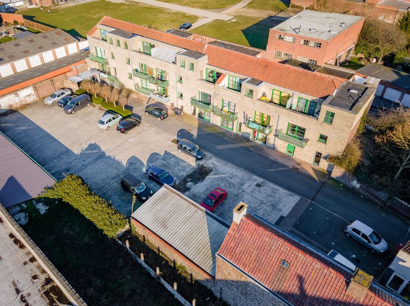 Projet de construction et/ou de rénovation à vendre dans le centre d&#039;Izegem comprenant actuellement 19 appartements/studios avec rangement, 9 garages