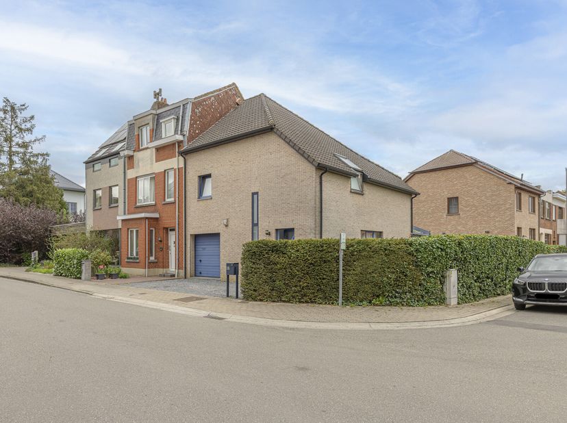Centraal gelegen in een rustige straat op wandelafstand van centrum Dilbeek, winkels, RC en openbaar vervoer&lt;br /&gt;
Deze woning bestaat op het gelijkvl