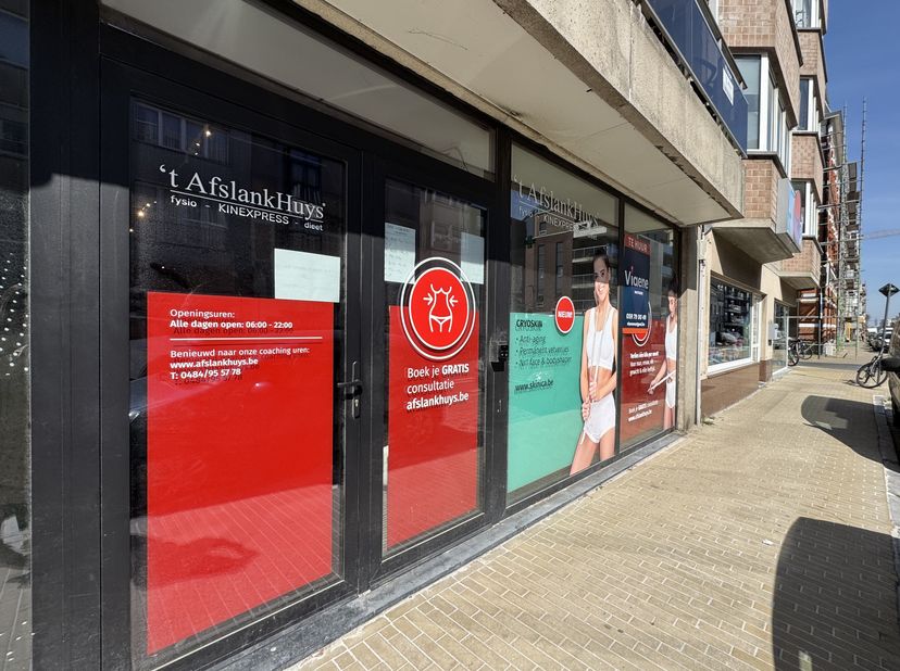 Gerenoveerd handelsgelijkvloers 91m² gelegen aan drukke invalsweg Oostende gelegen nabij de &quot;gouden driehoek&quot; op de Nieuwpoortsesteenweg - commerciële