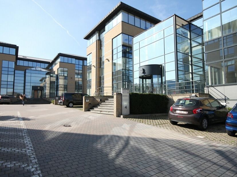 Immeuble de bureaux de la nouvelle génération bien situé à proximité du ring de Bruxelles et facilement accessible par les transports en commun (gare