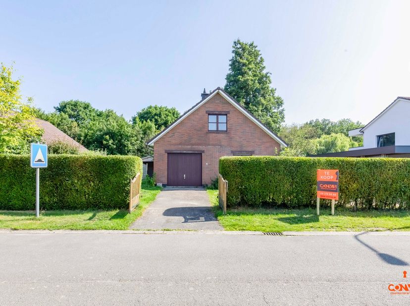 Deze woning is gelegen in een rustige woonwijk in de Rozenhoed, net buiten het landelijke dorpscentrum van Vinderhoute en op slechts een kwartier van