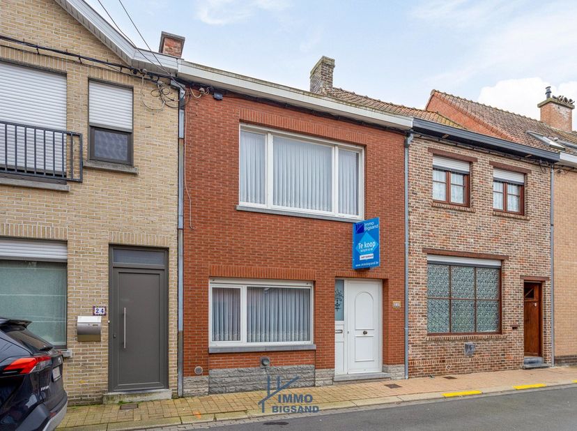 Deze woning is gelegen in het centrum van Wevelgem. Recht tegenover de woning bevindt zich de garage. Deze woning heeft een ruime living met aparte vo