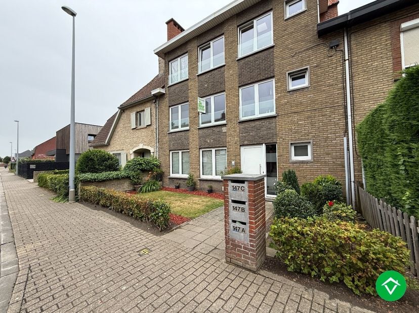 Dit appartement is gelegen op het eerste verdiep in een rustige, centrale straat te Wervik. (geen lift)&lt;br /&gt;
De indeling is als volgt: inkomhal - rui