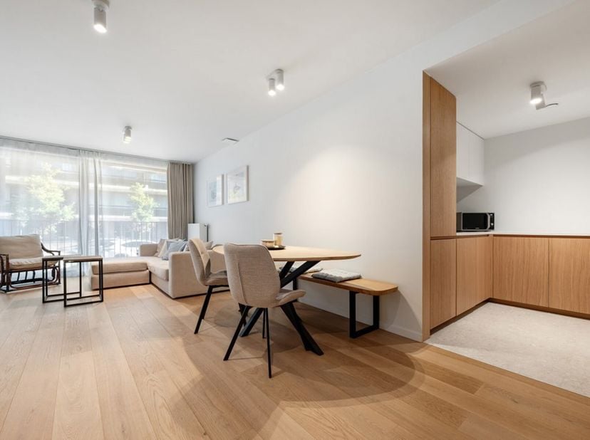TRÈS BEL APPARTEMENT DANS UNE PETITE RÉSIDENCE NEUVE PRÈS DE L&#039;AVENUE DU ZOUTE.  Possibilité de parking juste en face.