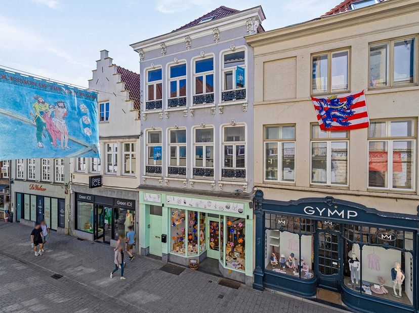 Op zoek naar een mooie investering op toplocatie in centrum van Brugge? Dit karaktervolle gebouw met handelsgelijkvloers  en grote woonst biedt een ze