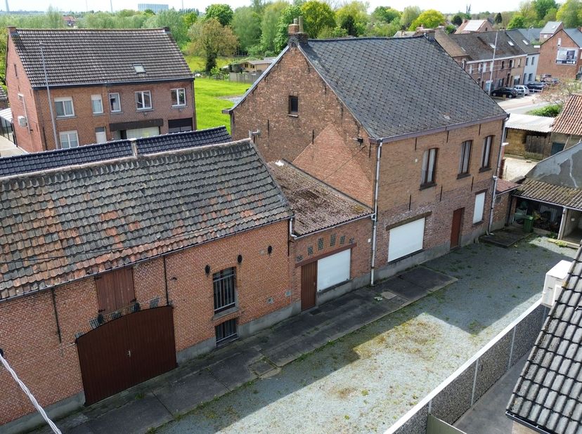 Indeling;&lt;br /&gt;
&lt;br /&gt;
Gelijkvloers: riante inkomhal, ingerichte badkamer en keuken, ruime woonkamer, slaapkamer, bureau, wasplaats, berging, atelier