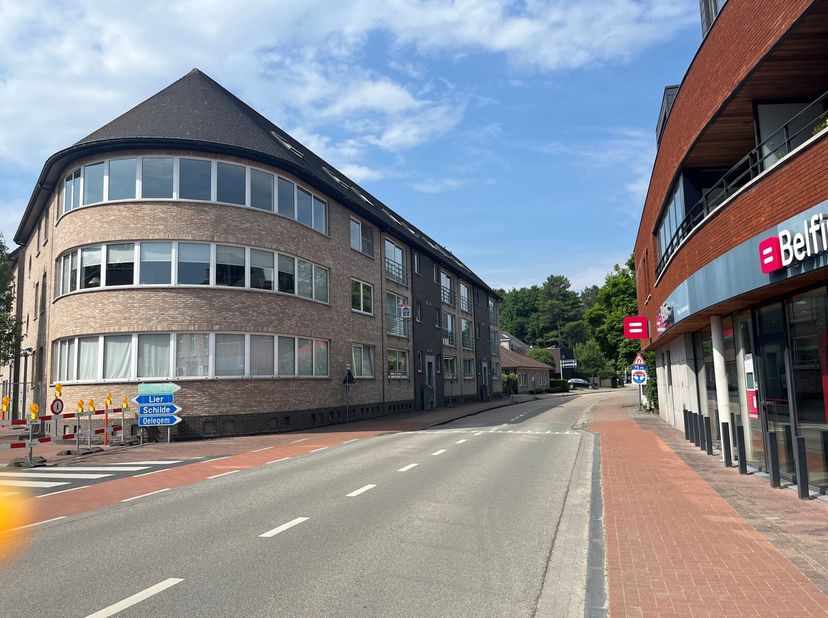 EERSTE VERDIEPING:&lt;br /&gt;
Inkomhal / nachthal op tegels.&lt;br /&gt;
Leefruimte op tegels aan voorzijde met daarnaast een gesloten keuken.&lt;br /&gt;
Technische r