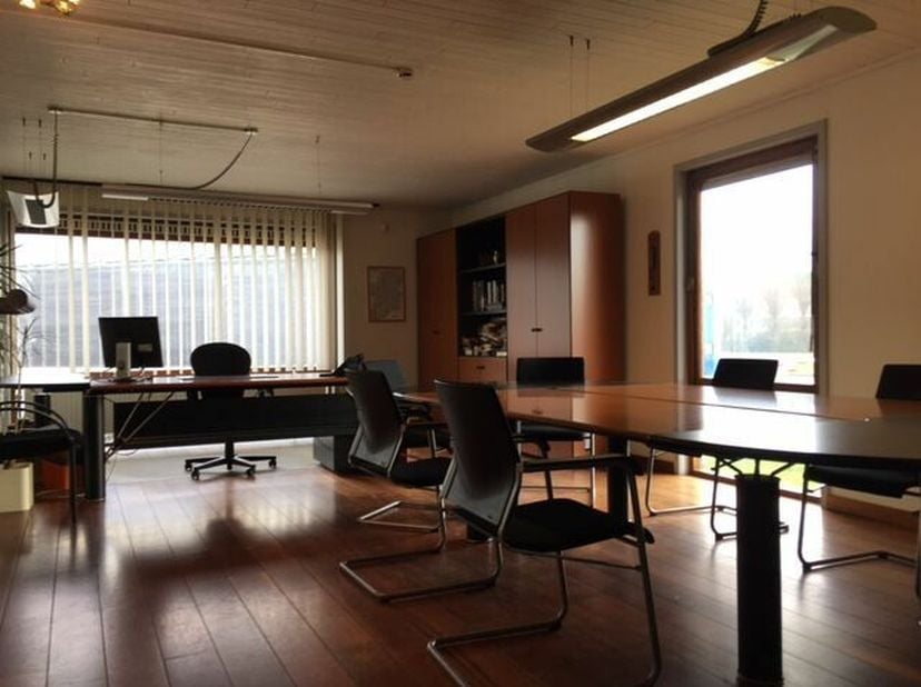 Ontdek deze ruime kantoorruimtes met overvloedig natuurlijk licht, gelegen in Willebroek tussen de A12 en N16. Deze ideale locatie biedt talloze mogel