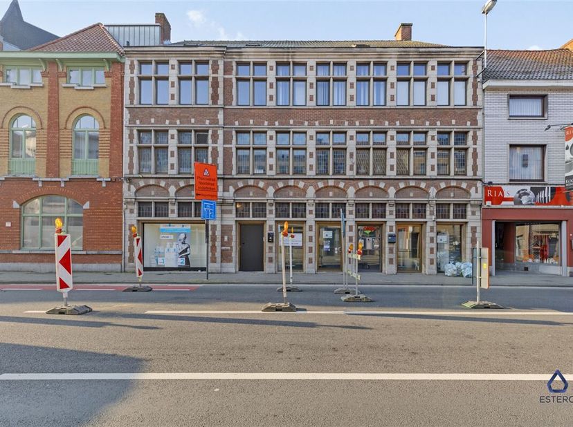 Unieke investeringsopportuniteit in de Brugsesteenweg&lt;br /&gt;
Dit gebouw bestaat uit een ruim handelspand van bijna 200m² op het gelijkvloers dat tot vo