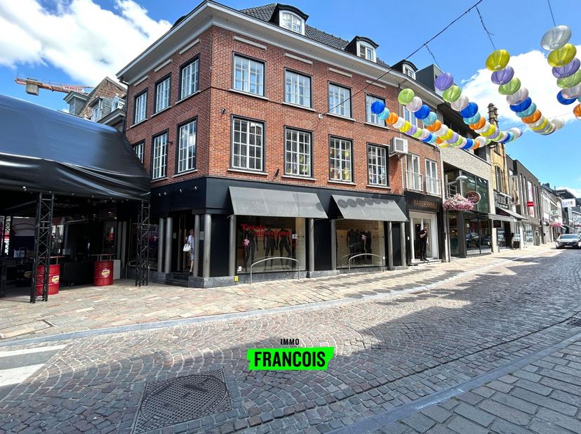 Op een uiterst commerciële locatie, pal op de Markt van Tielt, bevindt zich dit instapklare handelshuis met handelsruimte op het gelijkvloers en een w